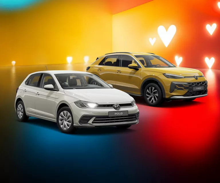 Drei VW-Modelle vor einem farbigen Hintergrund mit Herzsymbolen.