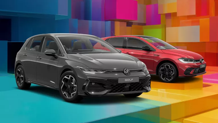 Zwei VW-Modelle vor einem bunten, geometrischen Hintergrund aus leuchtenden 3D-Blöcken.