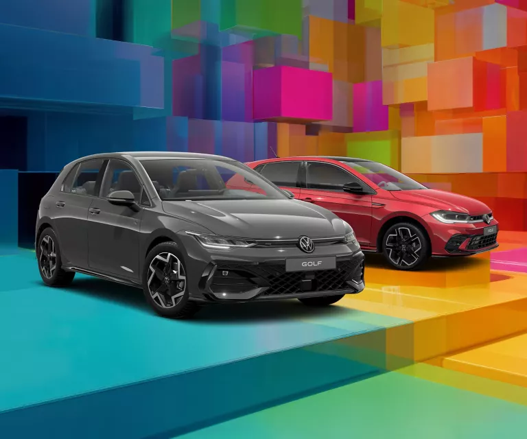 Zwei VW-Modelle vor einem bunten, geometrischen Hintergrund aus leuchtenden 3D-Blöcken.