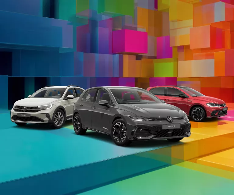 Drei VW-Modelle vor einem bunten, geometrischen Hintergrund aus leuchtenden 3D-Blöcken.