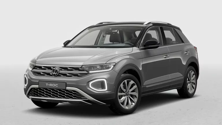 Grauer VW Polo mit fünf Türen, LED-Scheinwerfern und Radkappen, Frontansicht leicht von rechts.