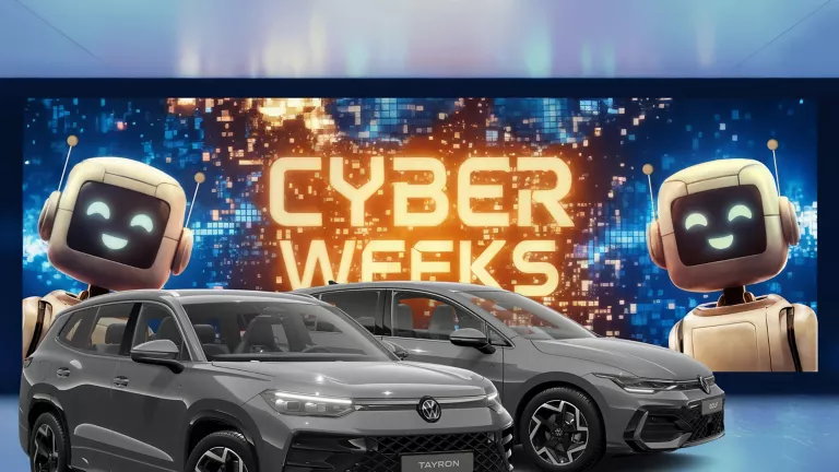 Zwei VW Modelle in Grau vor digitaler Wand mit leuchtendem Schriftzug "CYBER WEEKS" und zwei lächelnden Roboterfiguren.  