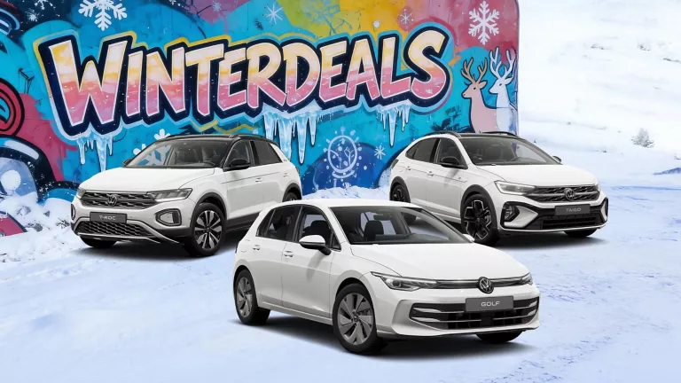 Drei VW-Modelle im Schnee, im Hintergrund eine Wand mit einem buten Graffitti mit dem Schriftzug "Winterdeals"