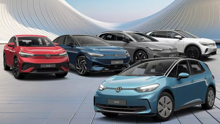 Fünf VW-Modelle stehen auf hellblauen Fließen, im Hintergrund blauer Himmel