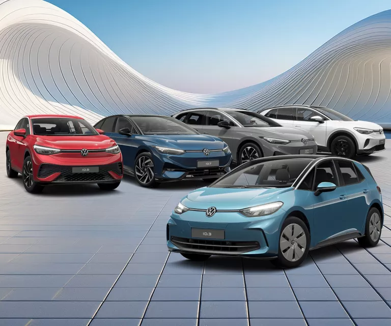 Fünf VW-Modelle stehen auf hellblauen Fließen, im Hintergrund blauer Himmel