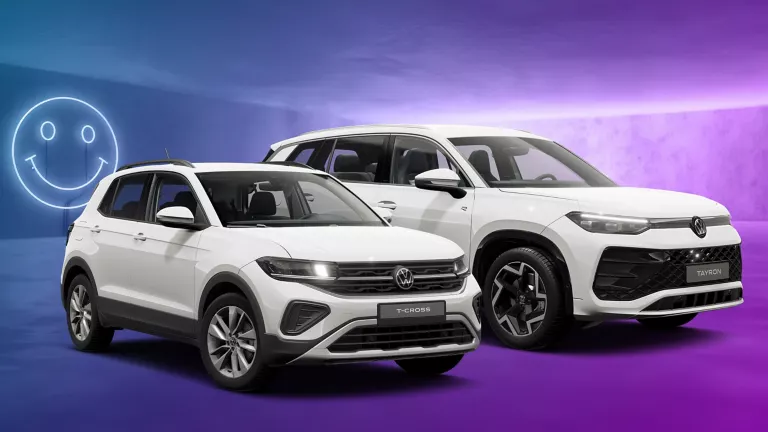 VW T-Cross und Tayron vor buntem Hintergrund mit LED-Smiley