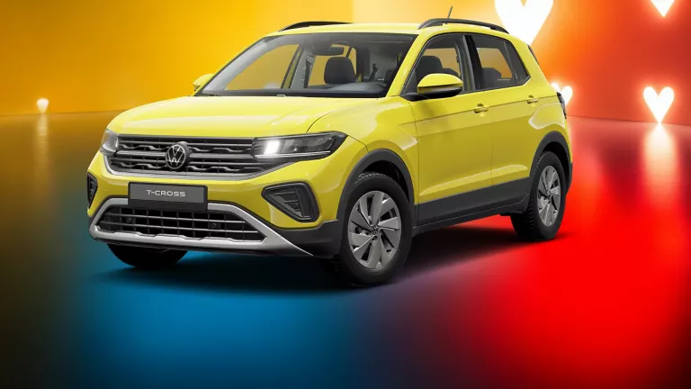 VW T-Cross vor einem farbigen Hintergrund mit Herzsymbolen.
