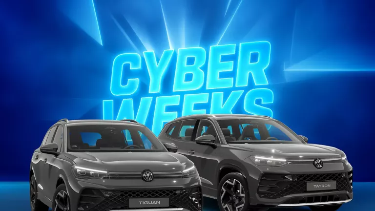 Zwei VW-Modelle vor blauem Hintergrund mit leuchtendem Schriftzug "CYBER WEEKS".