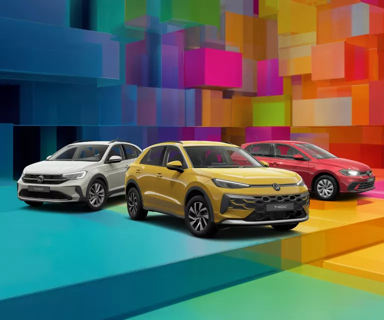 Drei VW-Modelle vor einem bunten, geometrischen Hintergrund aus leuchtenden 3D-Blöcken.