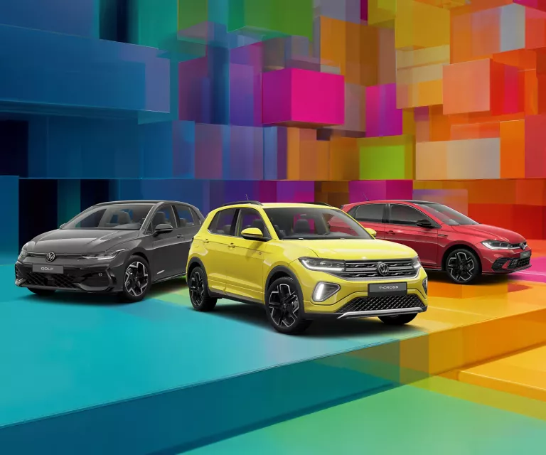 Drei VW-Modelle vor bunten Quadraten im Hintergrund