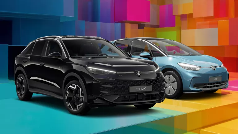 Zwei VW-Modelle vor bunten Quadraten im Hintergrund