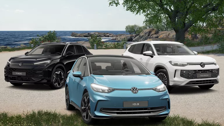 Drei VW-Modelle vor einem sommerlichen strand.