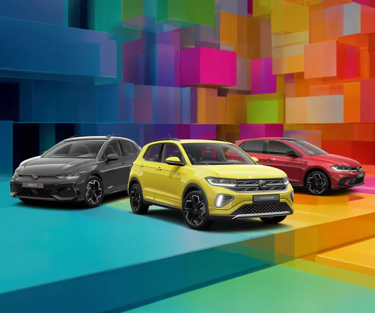 Drei VW-Modelle vor einem bunten, geometrischen Hintergrund aus leuchtenden 3D-Blöcken.