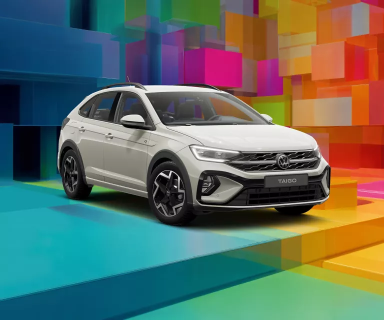 VW-Modell vor einem bunten, geometrischen Hintergrund aus leuchtenden 3D-Blöcken.