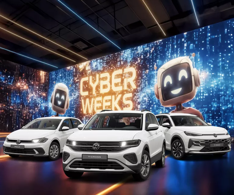 Drei VW-Modelle vor einer großen digitalen Wand mit leuchtendem Schriftzug "CYBER WEEKS" und zwei lächelnden Roboter.