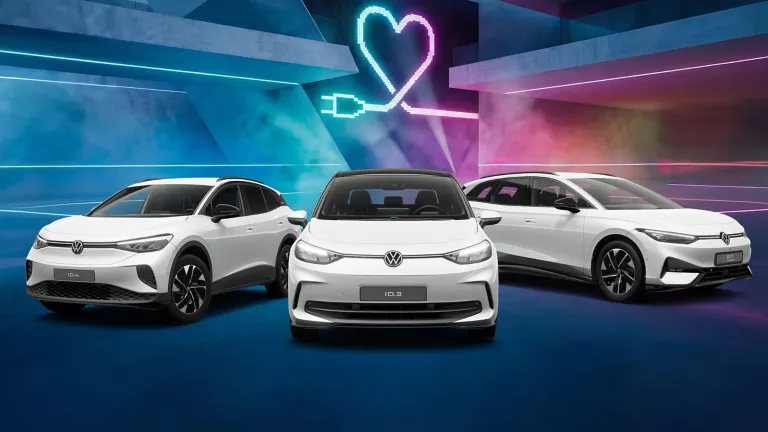 VW ID.3, ID.4 und ID.7 nebeneinander auf einer Straße