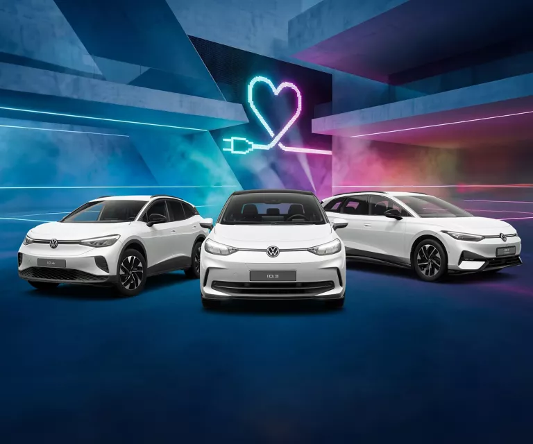 VW ID.3, ID.4 und ID.7 nebeneinander auf einer Straße