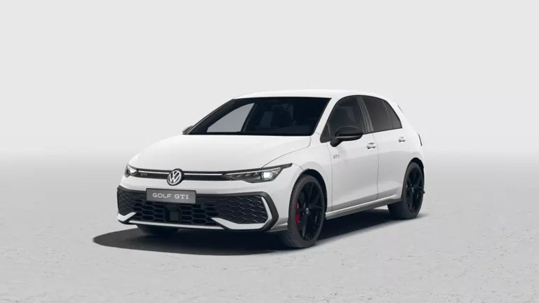 Weißer VW Golf GTI mit fünf Türen, LED-Scheinwerfern und Radkappen, Frontansicht leicht von rechts