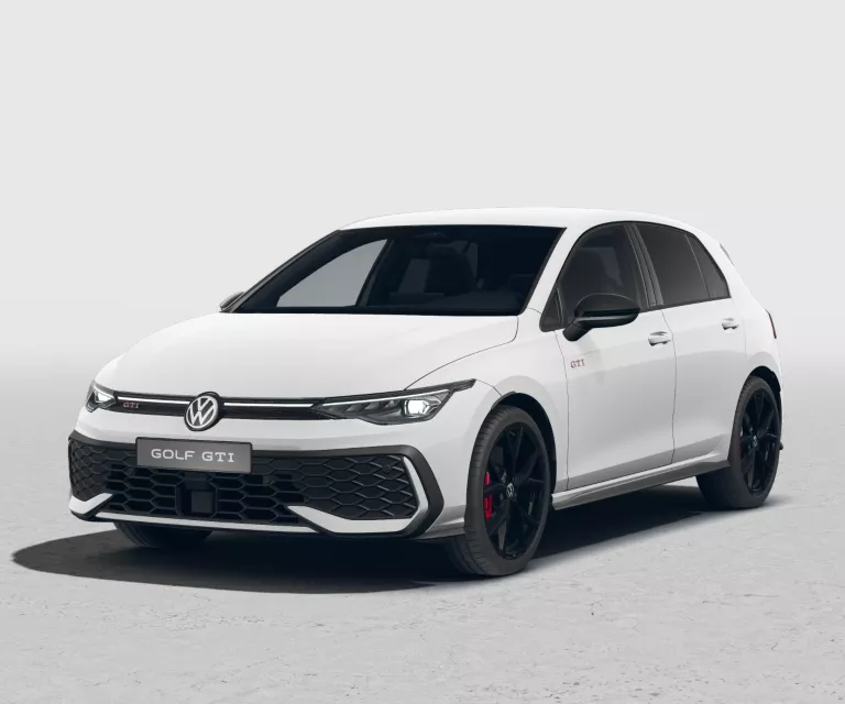 Weißer VW Golf GTI mit fünf Türen, LED-Scheinwerfern und Radkappen, Frontansicht leicht von rechts