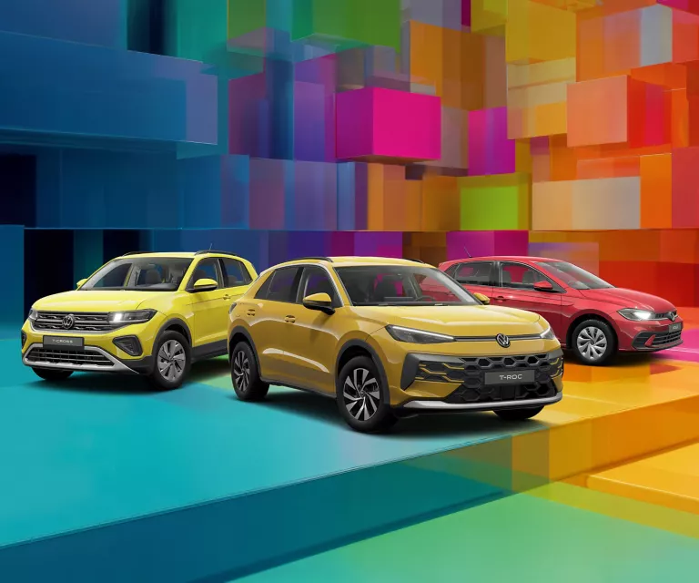 Drei VW-Modelle vor einem bunten, geometrischen Hintergrund aus leuchtenden 3D-Blöcken.