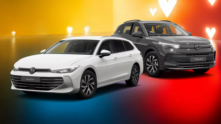 Zwei VW-Modelle vor einem farbigen Hintergrund mit Herzsymbolen.
