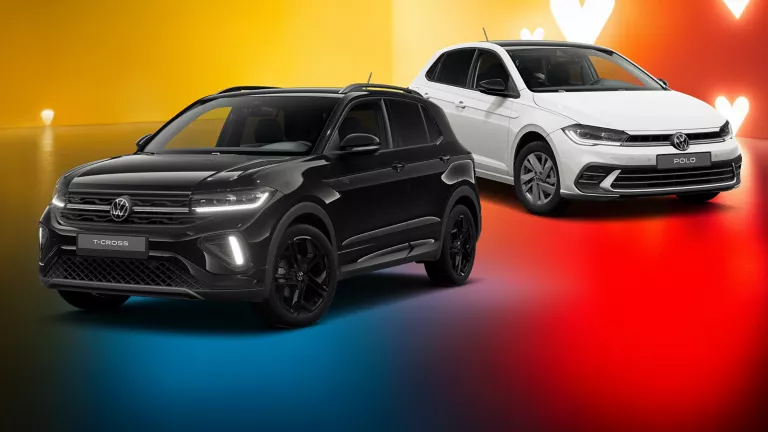 Zwei VW-Modelle in Weiß und Schwarz vor gelb-rotem Hintergrund mit weißen Herzsymbolen.