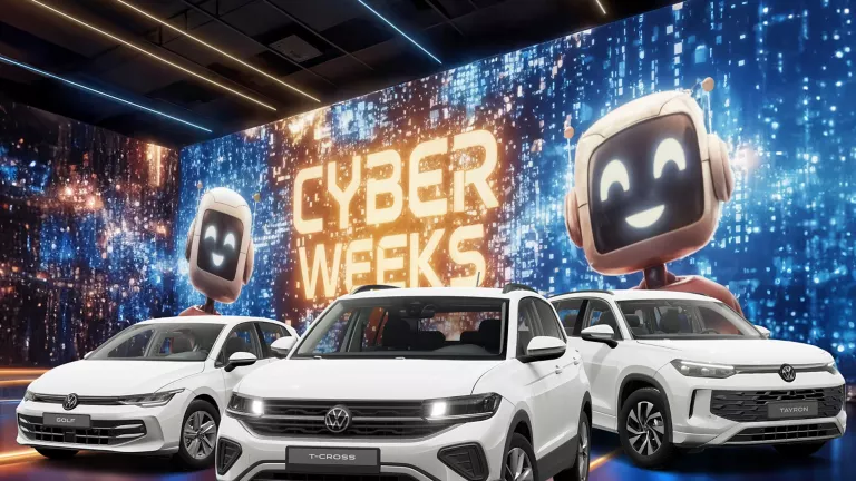 Drei VW-Modelle vor einer großen digitalen Wand mit leuchtendem Schriftzug "CYBER WEEKS" und zwei lächelnden Roboter.