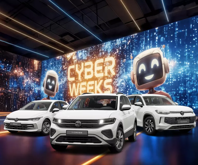 Drei VW-Modelle vor einer großen digitalen Wand mit leuchtendem Schriftzug "CYBER WEEKS" und zwei lächelnden Roboter.