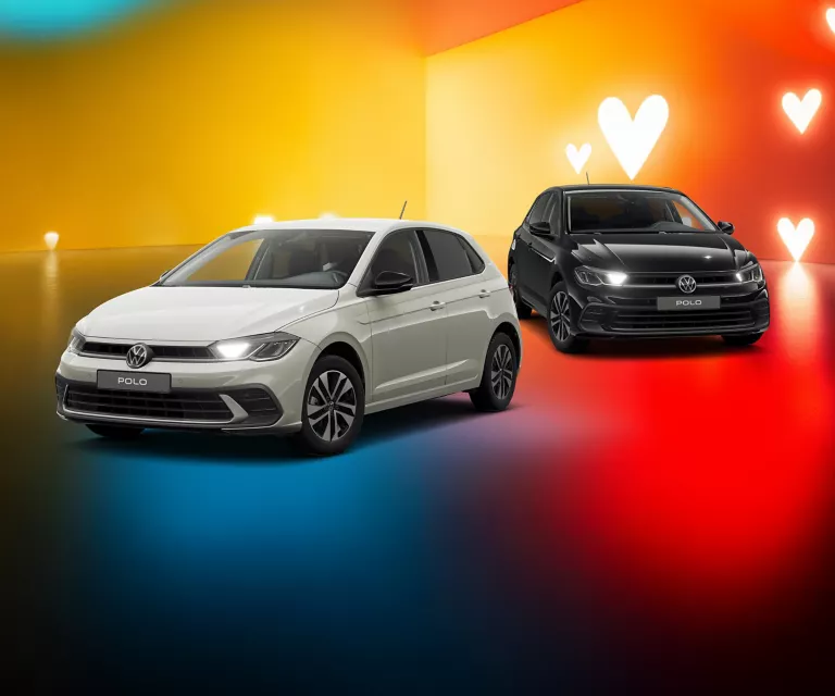 Zwei VW-Modelle vor einem farbigen Hintergrund mit Herzsymbolen.