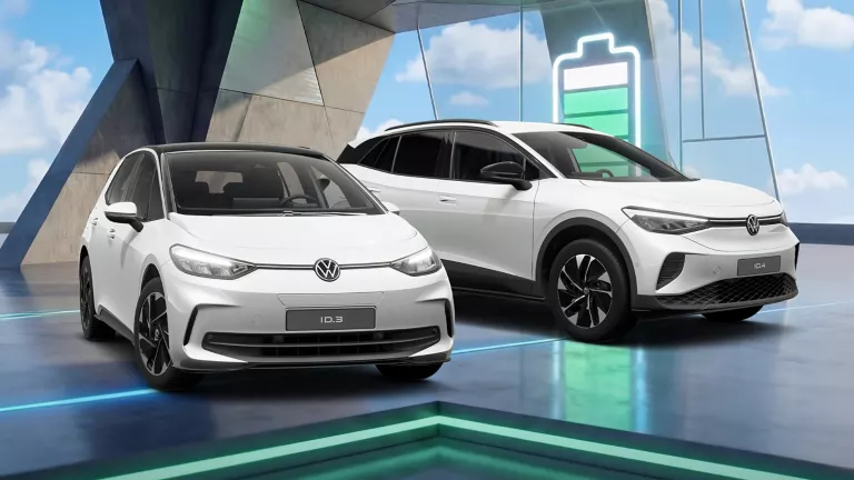 VW ID.3, ID.4 nebeneinander auf einer Parkingarage