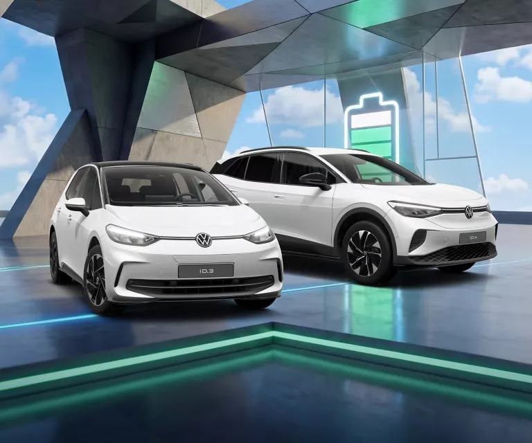 VW ID.3, ID.4 nebeneinander auf einer Parkingarage