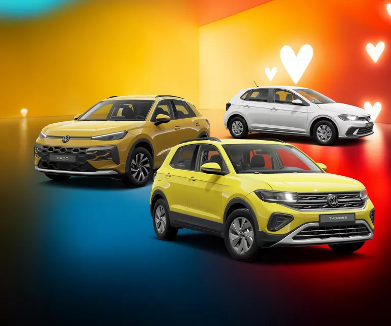 Drei VW-Modelle vor einem farbigen Hintergrund mit Herzsymbolen.