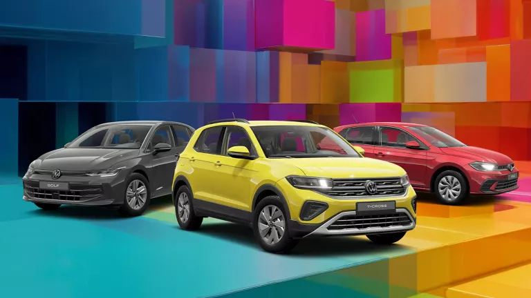 Grauer VW Polo mit fünf Türen, LED-Scheinwerfern und Radkappen, Frontansicht leicht von rechts