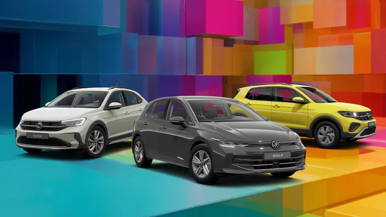 Drei VW-Modelle vor einem bunten, geometrischen Hintergrund aus leuchtenden 3D-Blöcken.