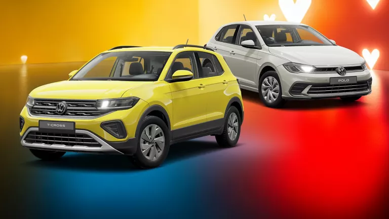 Drei VW-Modelle in Gelb, Weiß und Grau vor gelb-rotem Hintergrund mit weißen Herzsymbolen.