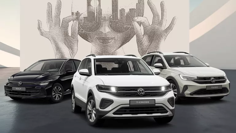 Ein Volkswagen Taigo, ein T-Cross und ein Golf Energy parken nebeneinander.