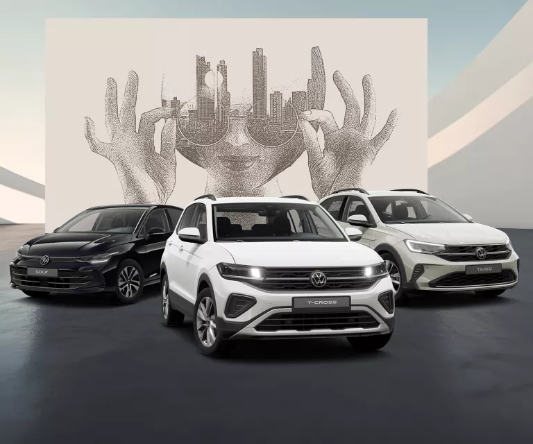 Ein Volkswagen Taigo, ein T-Cross und ein Golf Energy parken nebeneinander.