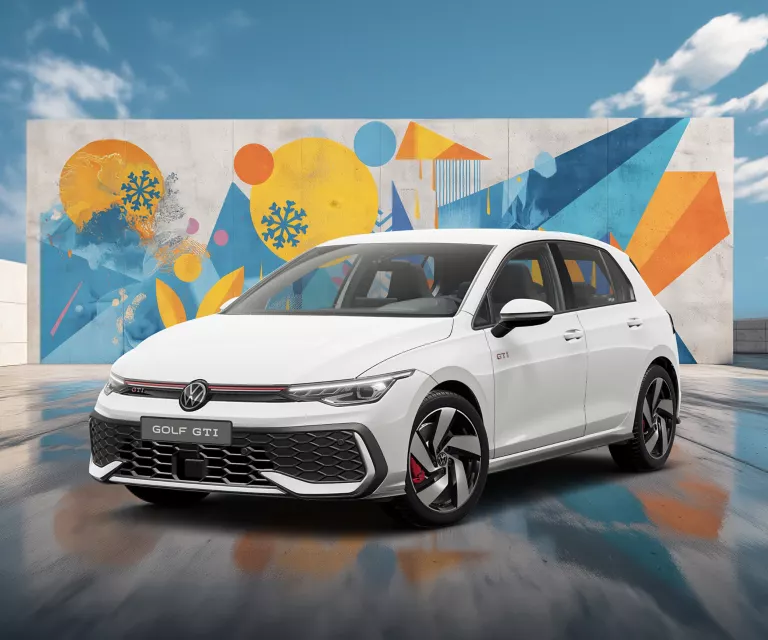 Ein VW-Modell vor einer Wand mit winterlich, farbenfrohem, geometrischem Street-Art-Graffiti.