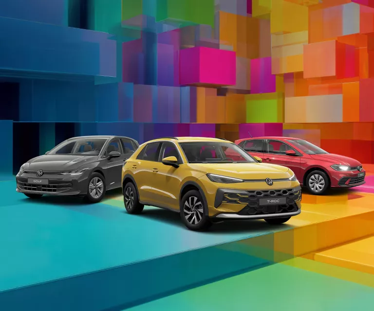 Drei VW-Modelle vor einem bunten, geometrischen Hintergrund aus leuchtenden 3D-Blöcken.