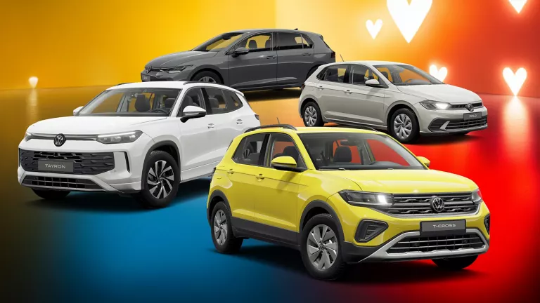 Vier VW-Modelle in Gelb, Weiß und Grau vor gelb-rotem Hintergrund mit weißen Herzsymbolen.