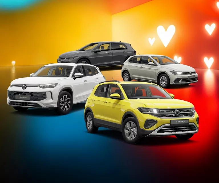 Vier VW-Modelle in Gelb, Weiß und Grau vor gelb-rotem Hintergrund mit weißen Herzsymbolen.