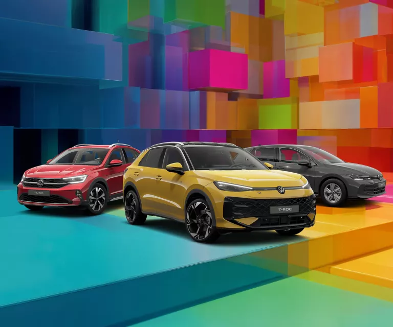 Drei VW-Modelle vor einem bunten, geometrischen Hintergrund aus leuchtenden 3D-Blöcken.