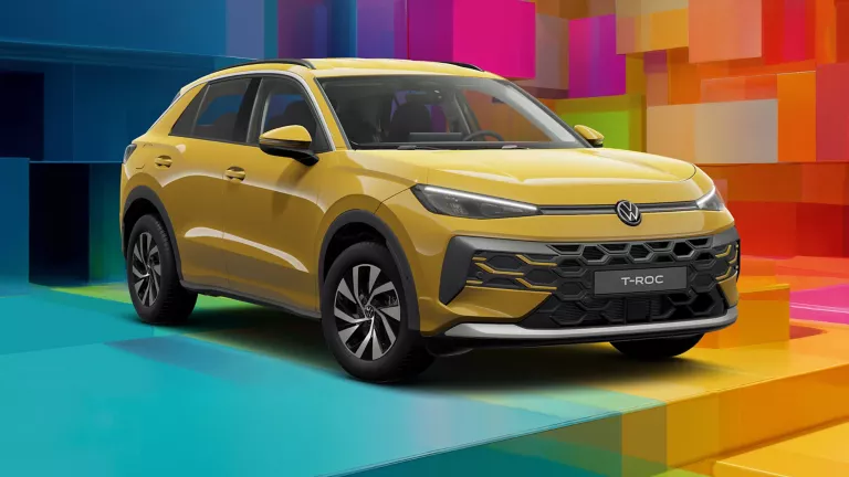 Drei VW-Modelle vor einem bunten, geometrischen Hintergrund aus leuchtenden 3D-Blöcken.