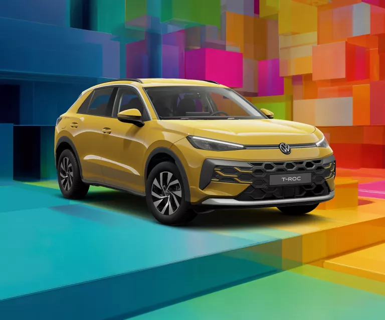 Drei VW-Modelle vor einem bunten, geometrischen Hintergrund aus leuchtenden 3D-Blöcken.