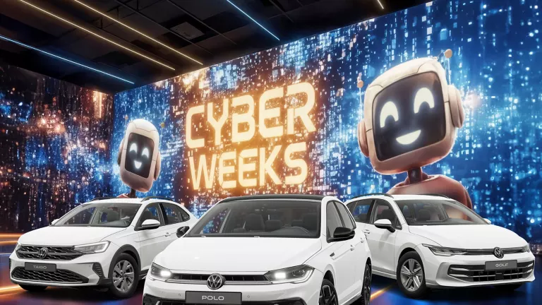VW-Modelle vor einer großen digitalen Wand mit leuchtendem Schriftzug "CYBER WEEKS" und zwei lächelnden Roboter.