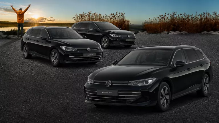 Frontale Ansicht eines schwarzen VW Passat