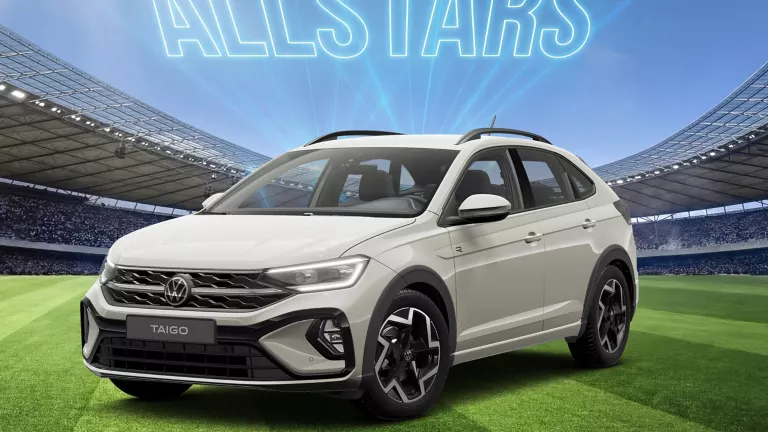 Ein weißer VW SUV steht auf einem Fußballfeld im Stadion, darüber leuchtet der Schriftzug „ALLSTARS“.