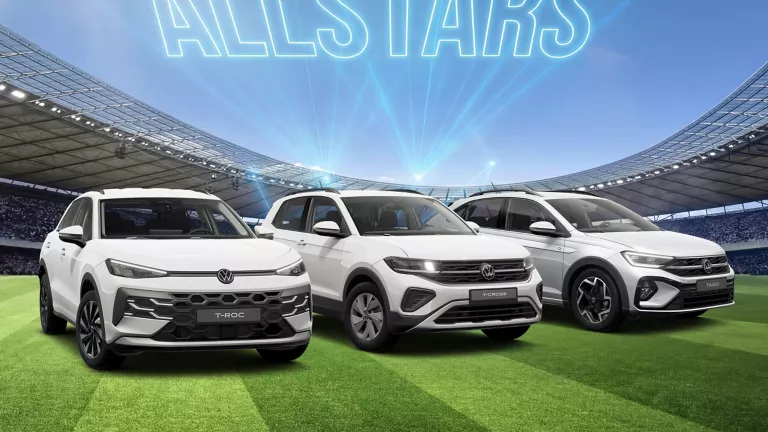 Drei weiße VW SUVs stehen auf einem Fußballfeld im Stadion, darüber leuchtet der Schriftzug „ALLSTARS“.