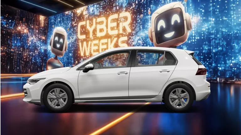 VW Golf in Weiß vor digitaler Wand mit leuchtendem Schriftzug "CYBER WEEKS" und zwei lächelnden Roboterfiguren.