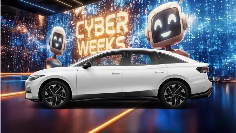 VW ID.7 in Weiß vor digitaler Wand mit leuchtendem Schriftzug "CYBER WEEKS" und zwei lächelnden Roboterfiguren.